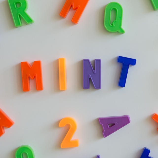 MINT ist eine zusammenfassende Bezeichnung von Unterrichtsfächern aus den Bereichen Mathematik, Informatik, Naturwissenschaft und Technik (Symbolbild)