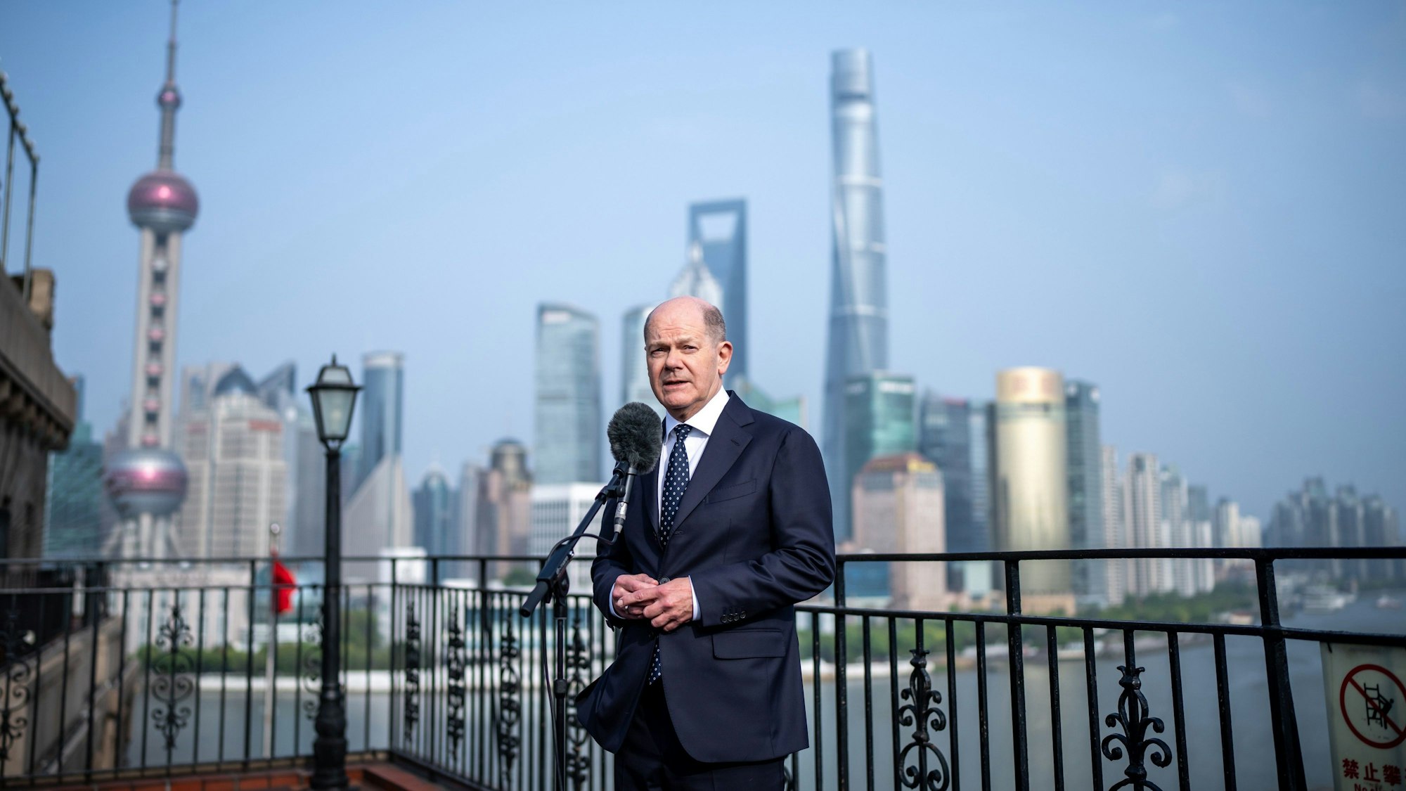 Shanghai: Bundeskanzler Olaf Scholz (SPD) spricht bei einem Pressestatement in Shanghai. Der Bundeskanzler befindet sich auf seiner dreitägigen China-Reise.