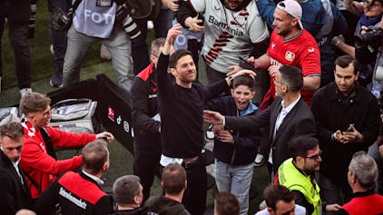 Leverkusens Trainer Xabi Alonso jubelt am Sonntag (14. April 2024) über den Gewinn der Deutschen Meisterschaft.