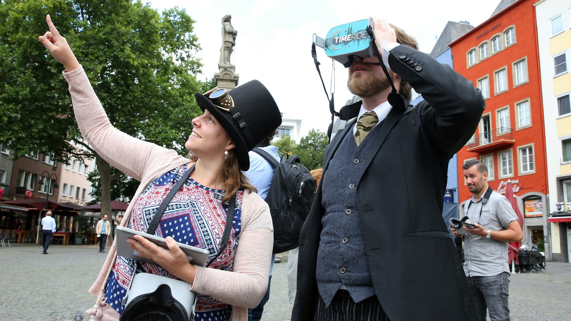 Stadtrundgang mit Virtual-Reality-Brille im Jahr 2020: Stadtführerin Christine Krause und Jonas Rothe.