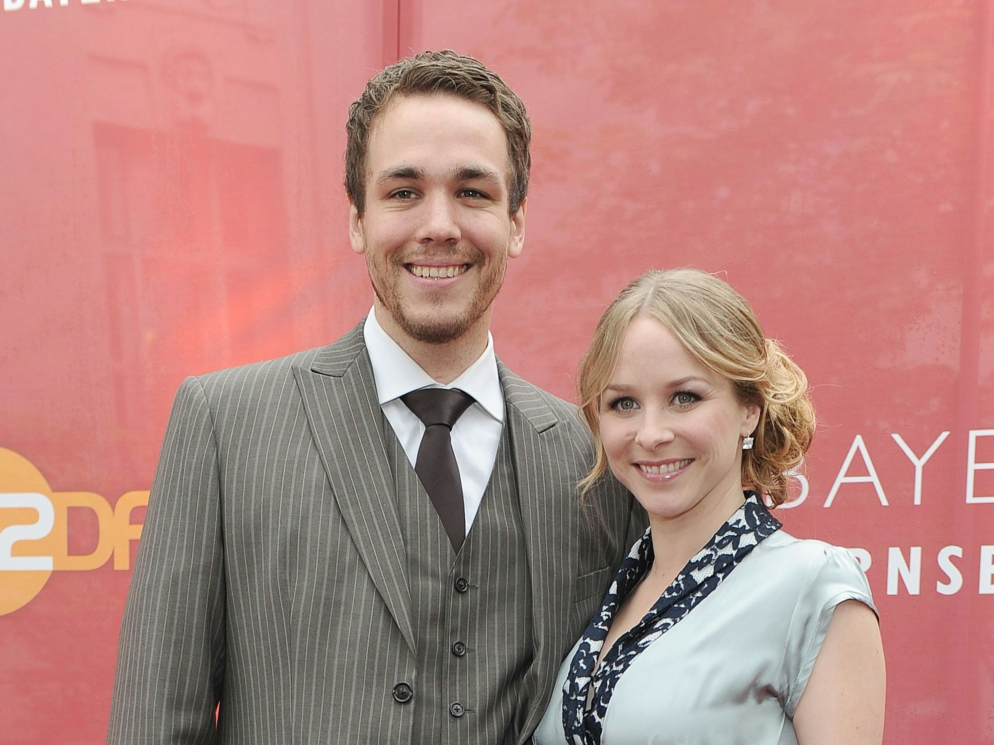 Die Schauspielerin Jasmin Schwiers und ihr Mann Jan van Weyde kommen am 17.05.2013 zur Verleihung des Bayerischen Fernsehpreises.