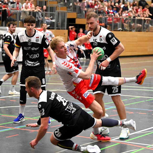 12.04.2024, Handball-Longericher SC - TuS Opladen

vorne: Markus Sonnenberg (Opladen)
mitte: Malte Nolting (Longerich)
rechts: Fynn Johannmeyer (Opladen)

Foto: Uli Herhaus