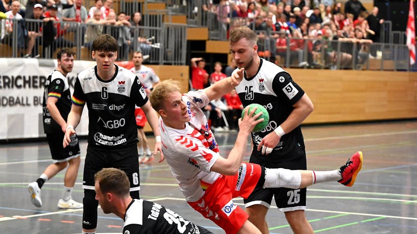 12.04.2024, Handball-Longericher SC - TuS Opladen

vorne: Markus Sonnenberg (Opladen)
mitte: Malte Nolting (Longerich)
rechts: Fynn Johannmeyer (Opladen)

Foto: Uli Herhaus