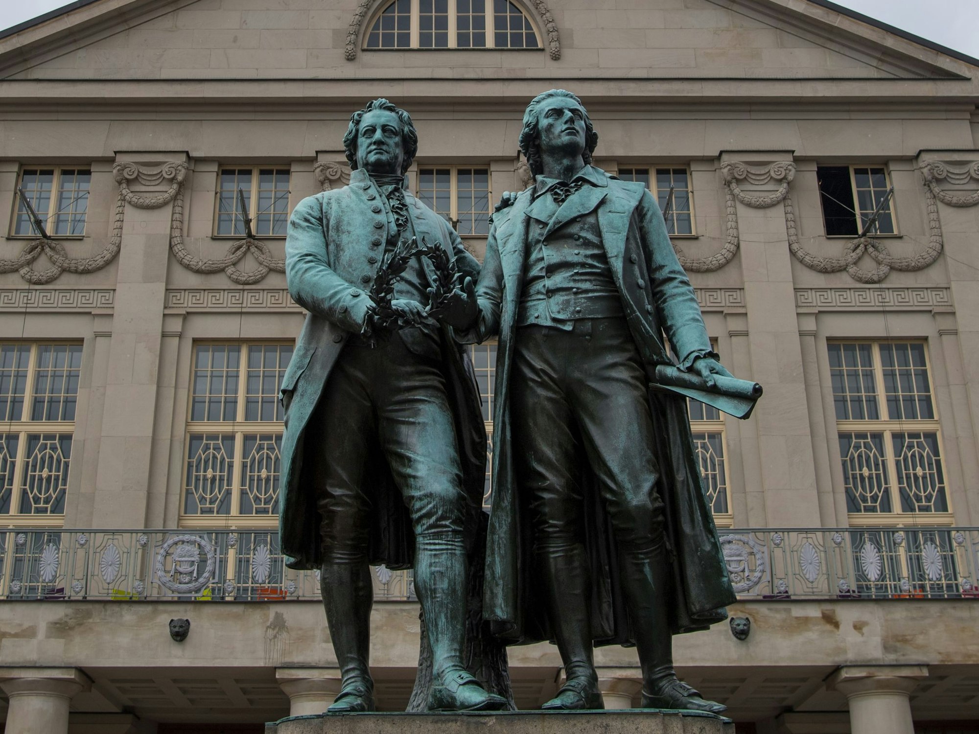 Das Goethe-und-Schiller-Denkmal auf dem Theaterplatz in Weimar vor dem Deutschen Nationaltheater.