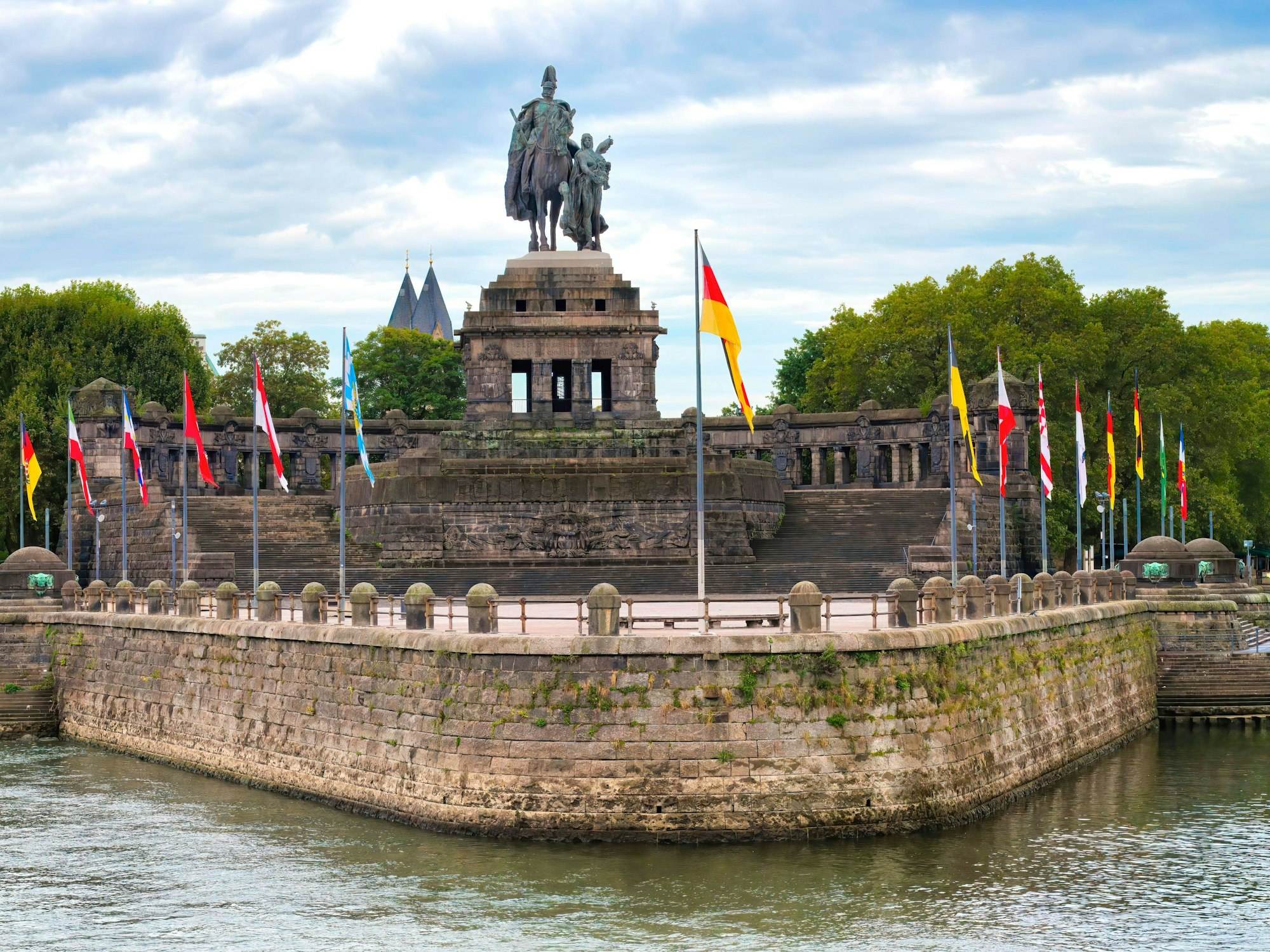 Deutsches Eck mit dem Reiterstandbild von Wilhelm I. in Koblenz