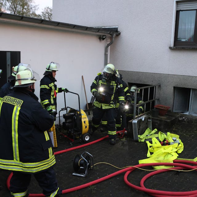 In der Morsbacher Ortschaft Rhein war der Heizungsraum eines Hauses Einsatzort für die Feuerwehr. Unser Foto zeigt die Einsatzkräfte bei der Arbeit.