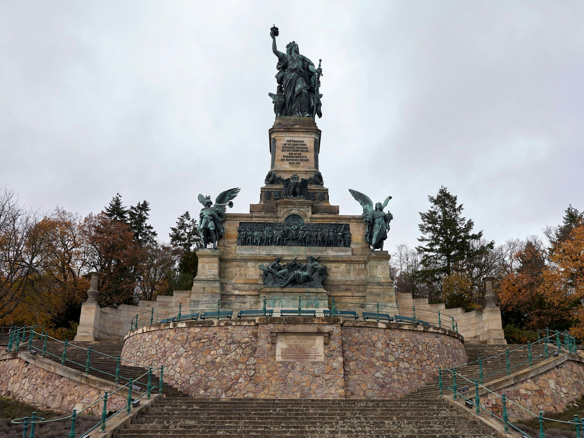 Das Niederwald Denkmal mit dem Standbild der Germania in den Weinbergen oberhalb von Rüdesheim.