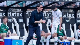 Trainer von Borussia Mönchengladbach gestkuliert an der Seitenlinie.