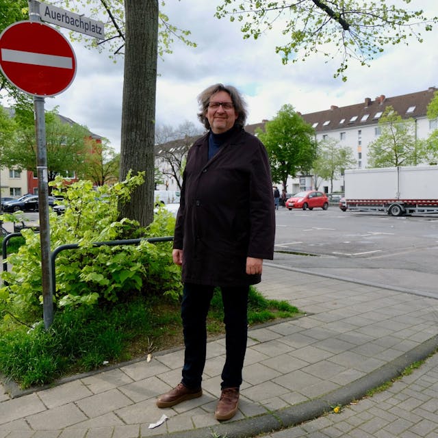 Reinhold Goss an einem der Schilder des Auerbachplatzes.