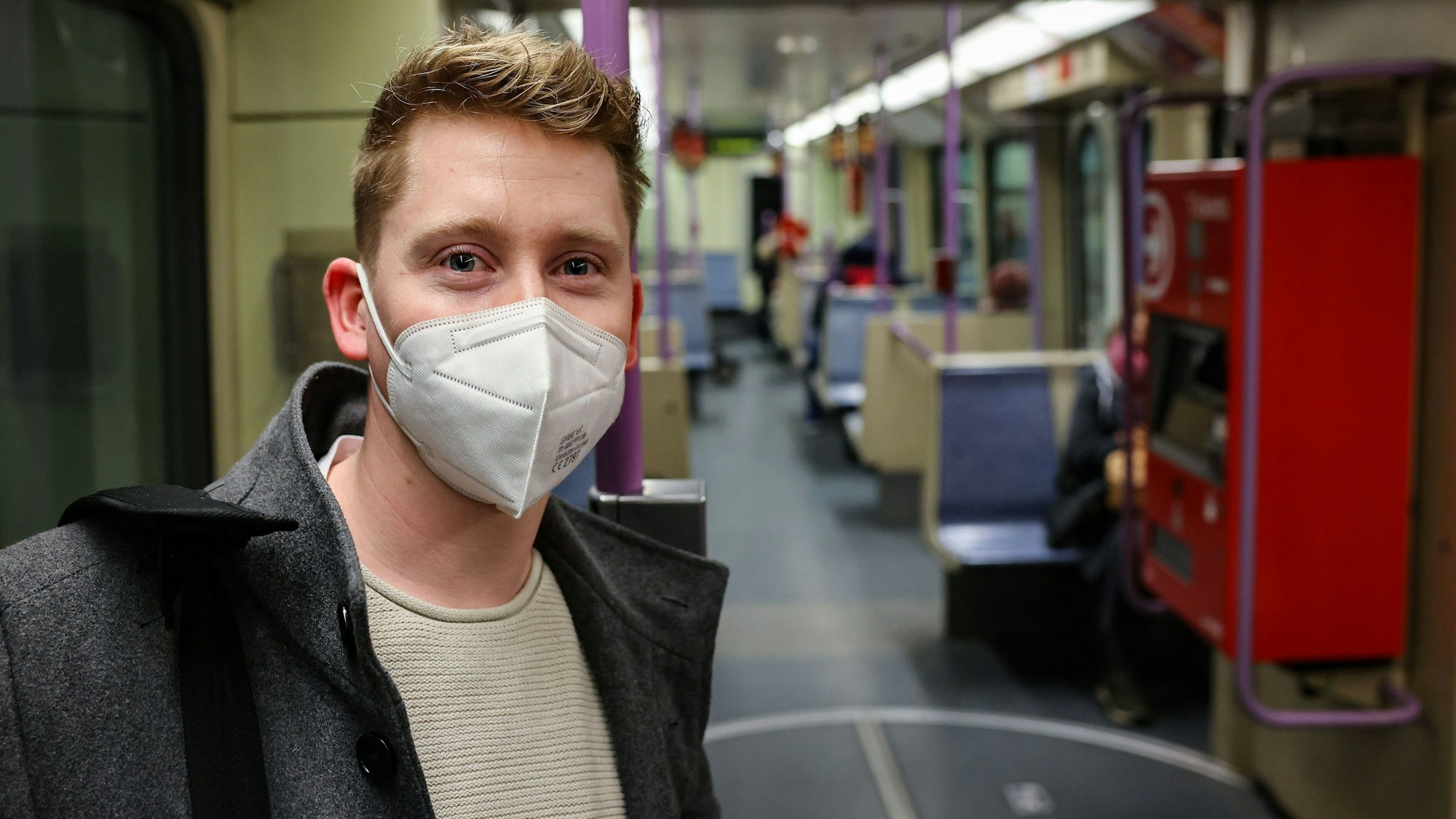 Ein Mann mit Maske in der U-Bahn