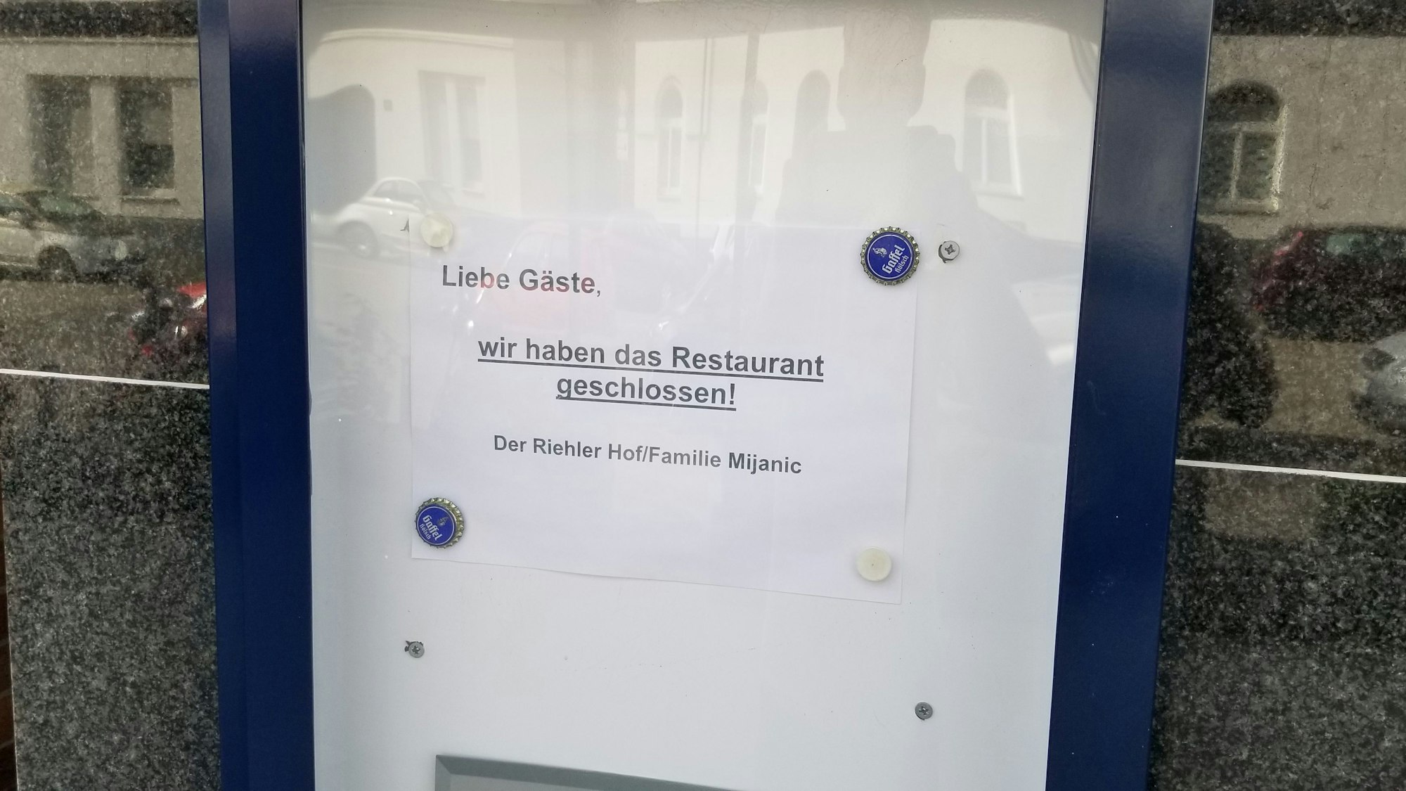 Auf einem Zettel steht: „Liebe Gäste, wir haben das Restaurant geschlossen.“