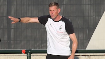 Trainer der U19 von Borussia Mönchengladbach gestikuliert mit dem Arm.