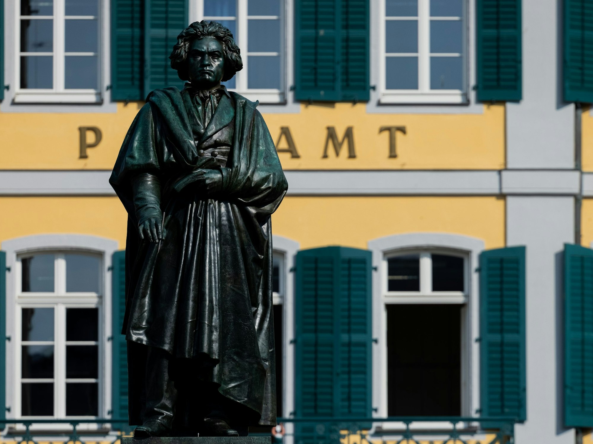 Das Beethoven-Denkmal in Bonn vor der Hauptpost