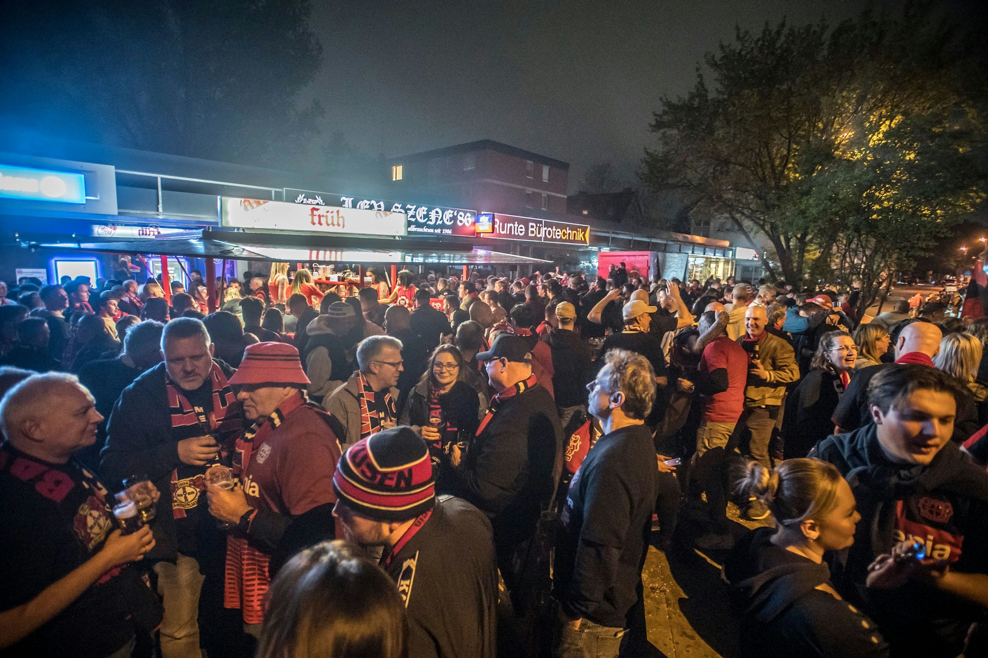Fans feiern Stunden nach dem Spiel und halten sich noch auf den straßen rund ums Stadion auf.Hir der Konrad-Adenauer-Platz und die Manforter Straße. Foto: Ralf Krieger