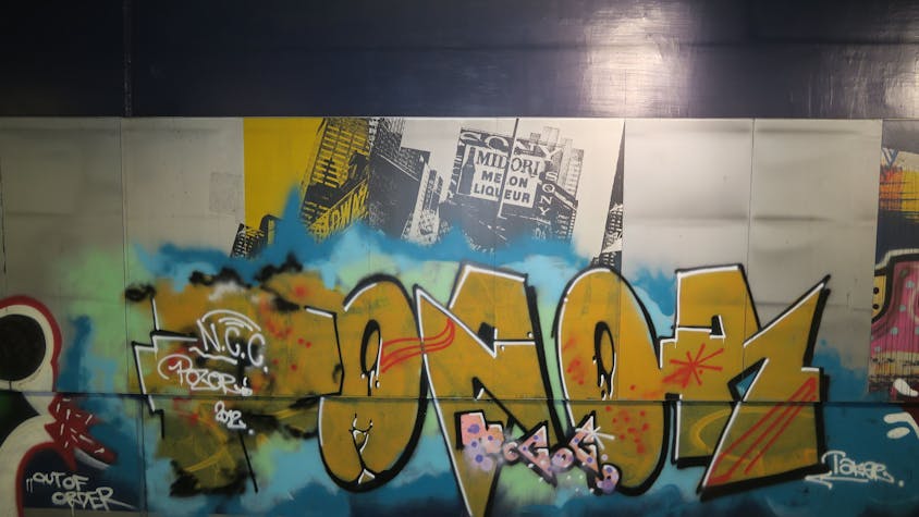 Bilder aus der U-Bahn-Haltestelle Piusstraße von von Graffiti überdeckten Tafeln des Kunstwerks.