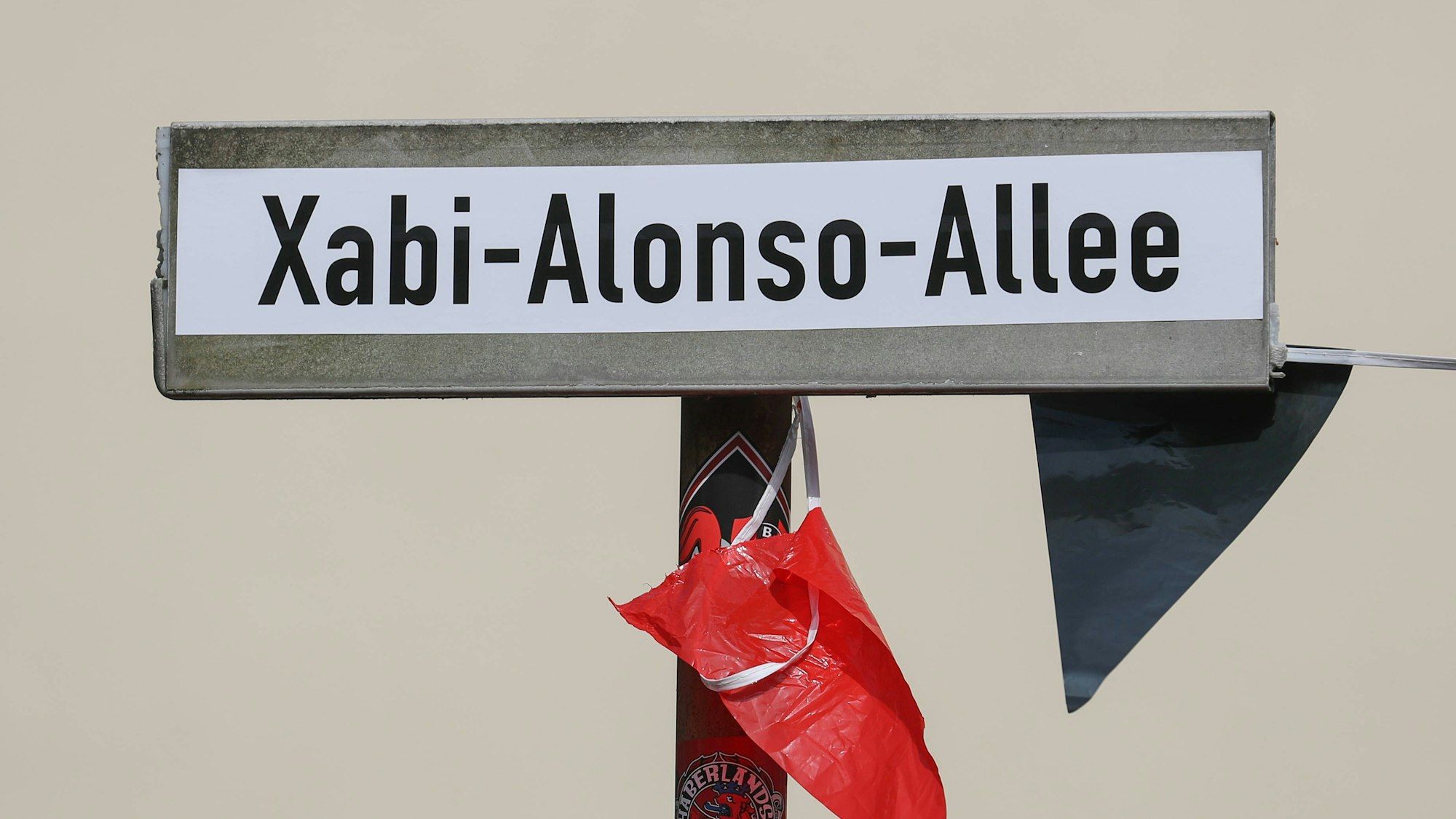 Nicht echt, aber der Stimmung des Tages angemessen: Ein Straßenschild zeigt den Namen Xabi-Alonso-Allee.
