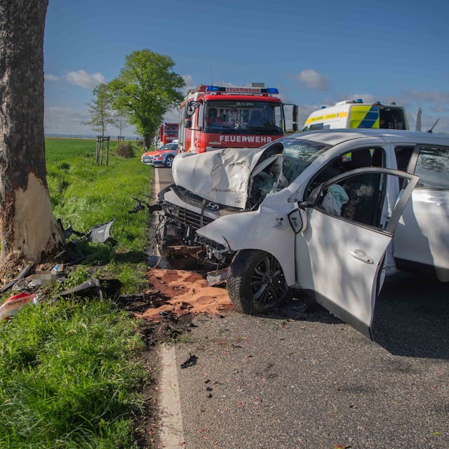 Das Bild zeigt den stark verformten Hyundai an der Unfallstelle.