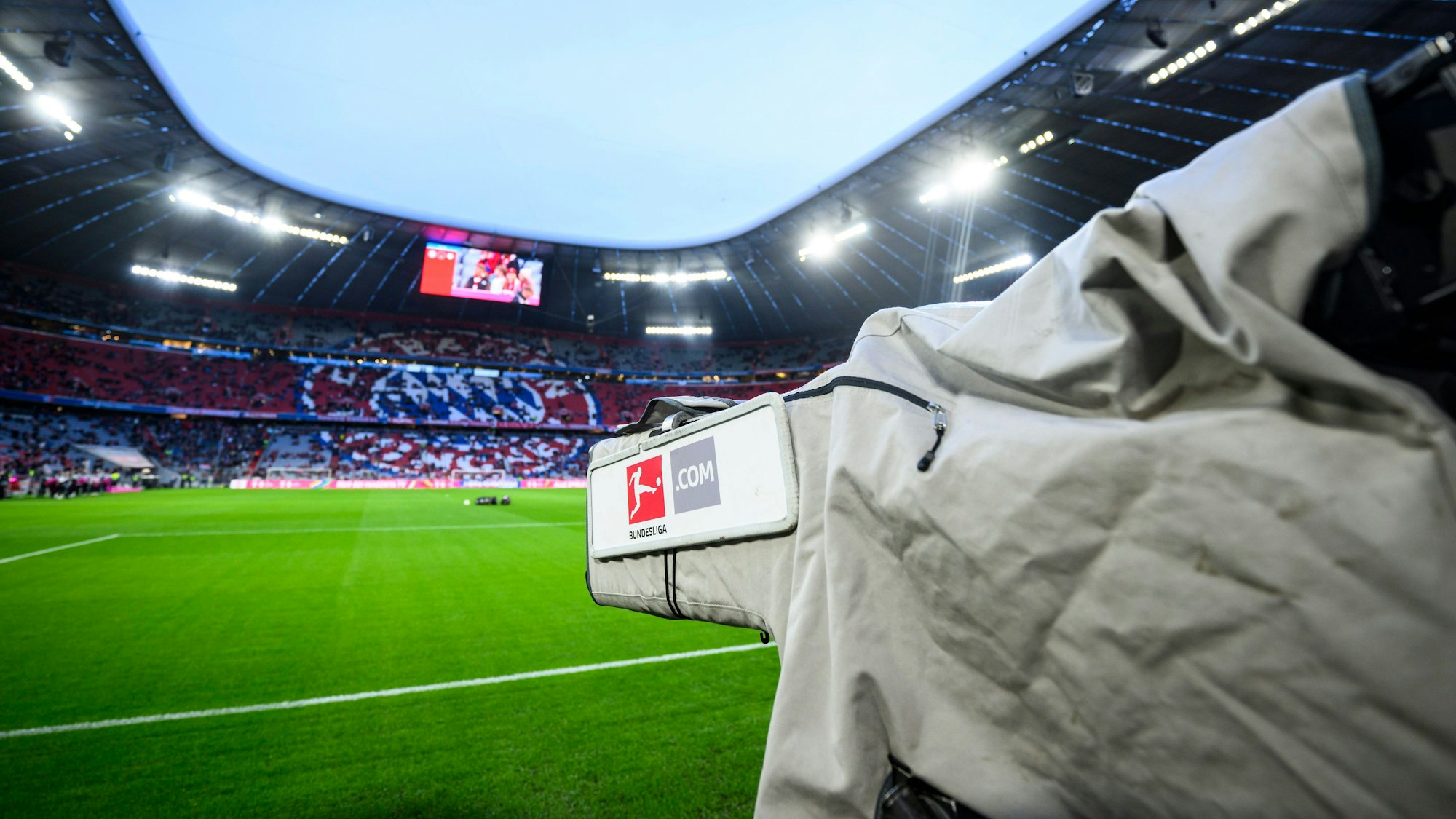 Eine TV-Kamera steht vor dem Spiel im Stadion.