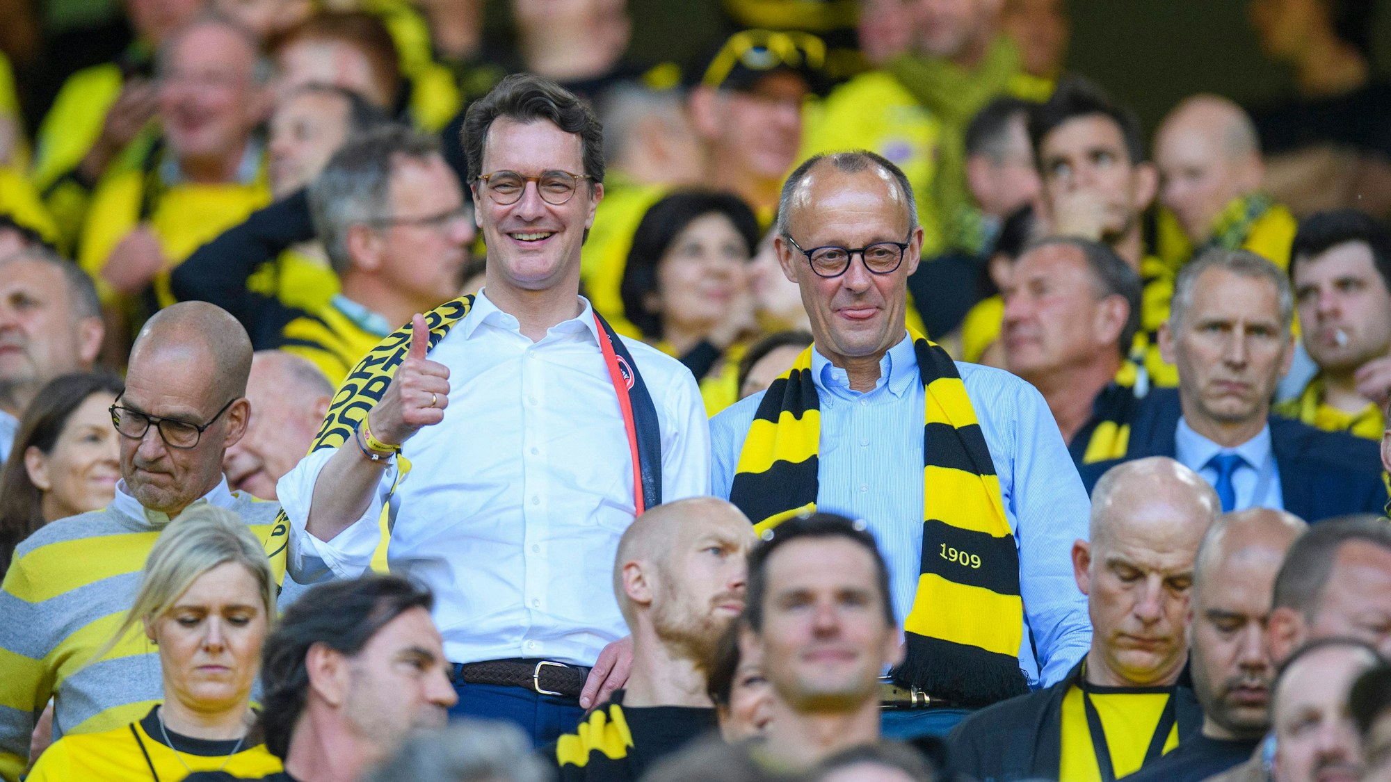 Ist Fan des 1. FC Köln, war aber auch schon mit Friedrich Merz (rechts) im Dortmunder Stadion: Hendrik Wüst.