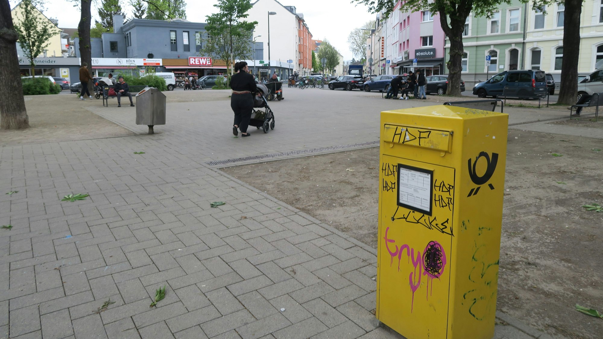 Am Veilchendienstag wegen Veedels-Zoch gesperrt: der Briefkasten auf dem Lenauplatz ist aber seit Aschermittwoch wieder regulär in Betrieb. Foto: Hermans