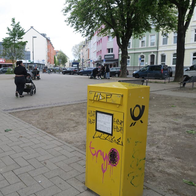 Am Veilchendienstag wegen Veedels-Zoch gesperrt: der Briefkasten auf dem Lenauplatz ist aber seit Aschermittwoch wieder regulär in Betrieb. Foto: Hermans