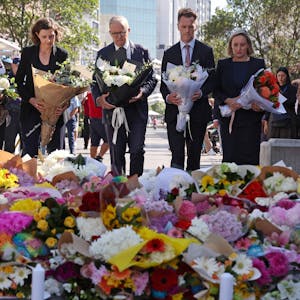 Der australische Regierungschef Anthony Albanese und weitere Regierungsmitglieder legen Blumen am Tatort in Sydney nieder.