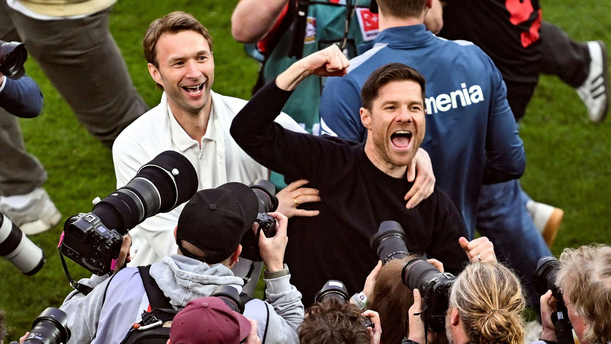 Leverkusens Trainer Xabi Alonso (r.) und Sportchef Simon Rolfes jubeln über den Gewinn der Deutschen Meisterschaft.