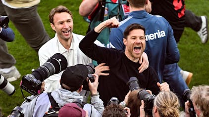 Leverkusens Trainer Xabi Alonso (r.) und Sportchef Simon Rolfes jubeln über den Gewinn der Deutschen Meisterschaft.