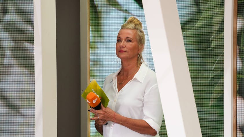 Andrea „Kiwi“ Kiewel steht in der Kulisse der Fernsehshow „ZDF-Fernsehgarten“.