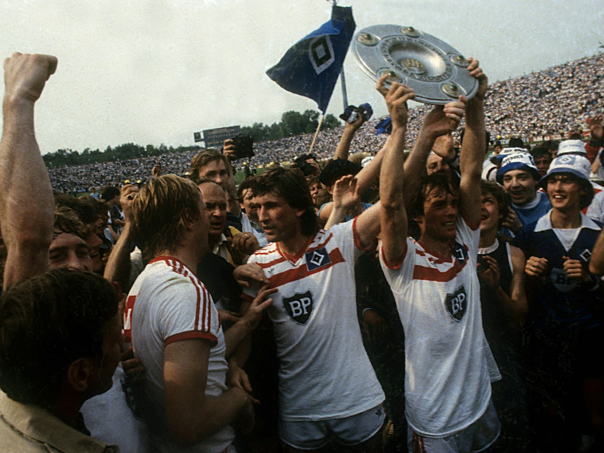 Bernd Wehmeyer und Manfred Kaltz präsentieren die Meisterschale, der HSV ist Deutscher Meister der Saison 1982/1983