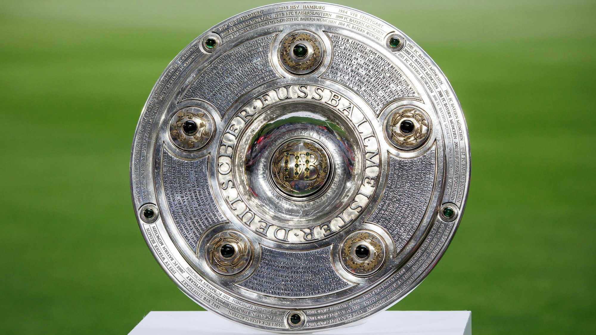 Zu sehen ist eine Kopie der Meisterschale des Deutschen Fußballbundes in der Vorderansicht.