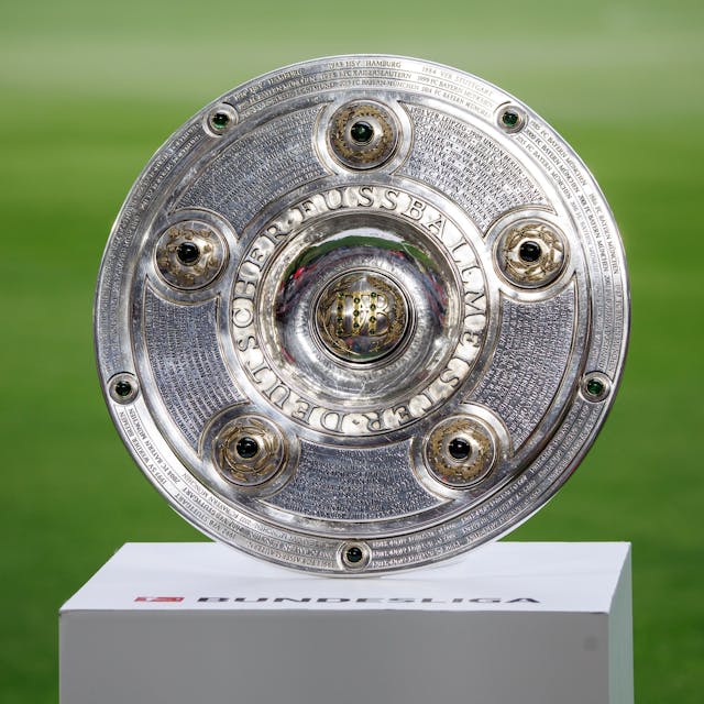 Zu sehen ist eine Kopie der Meisterschale des Deutschen Fußballbundes in der Vorderansicht.