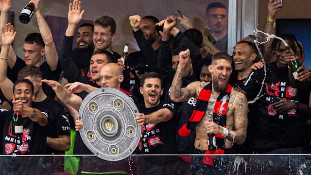 Mit der Imitation einer Meisterschale feierten die Spieler von Bayer 04 Leverkusen bereits am 14. April 2024 in der BayArena die Meisterschaft.