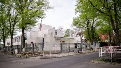 Die iranische Botschaft in Berlin. Das Auswärtige Amt hat den Botschafter einbestellt.