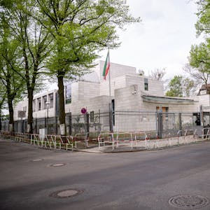 Die iranische Botschaft in Berlin. Das Auswärtige Amt hat den Botschafter einbestellt.