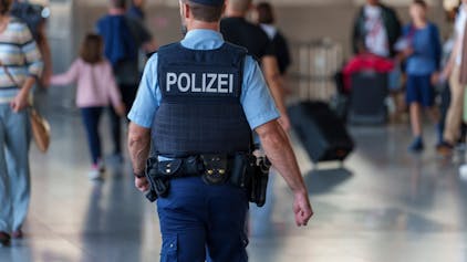 Ein Polizist geht am Flughafen Frankfurt Main auch das Terminal 1.