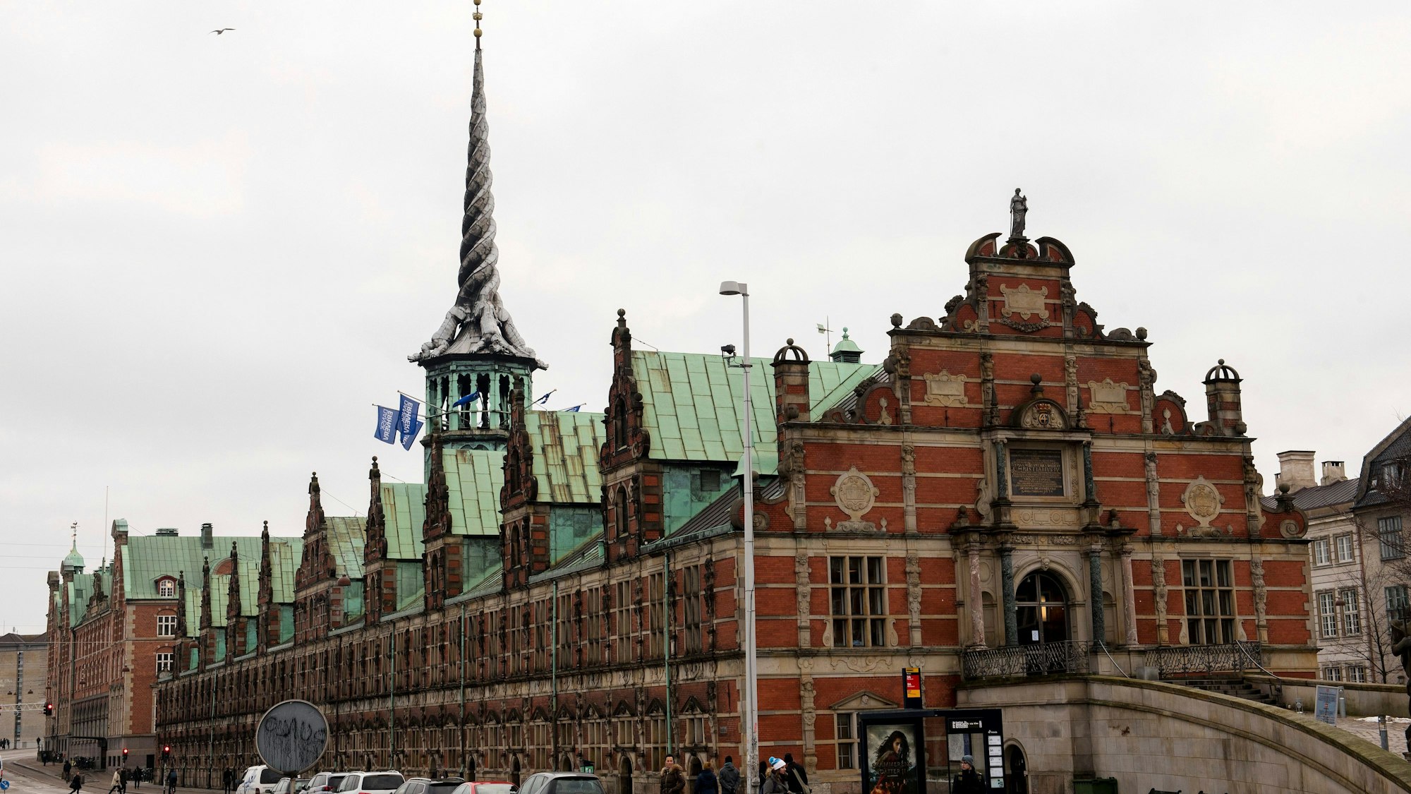 Ein Blick auf die Alte Börse in Kopenhagen. Eines der ältesten Gebäude Kopenhagens brennt am Dienstag und seine ikonische Turmspitze ist eingestürzt.