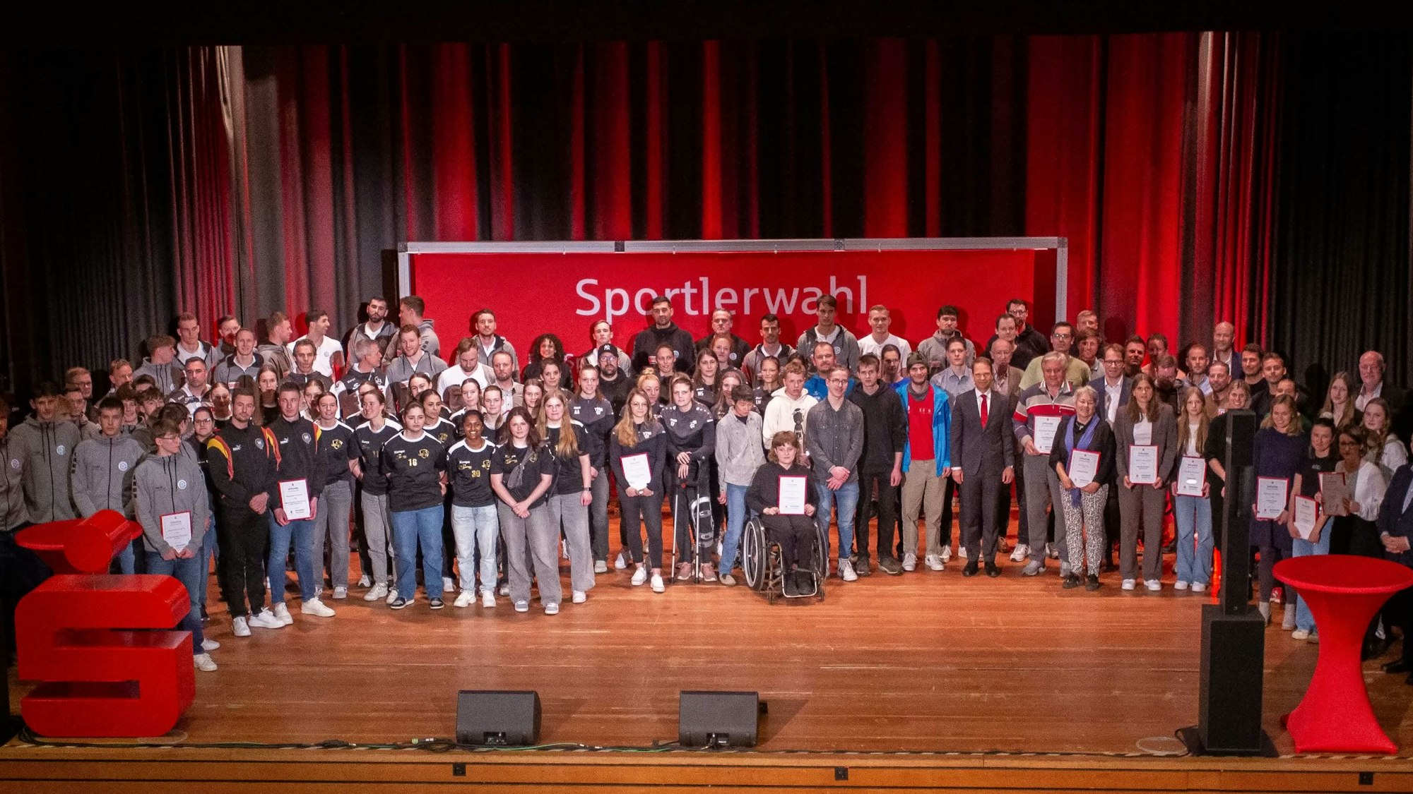 Gruppenfoto der besten Sportlerinnen, Sportler und Mannschaften 2023 aus dem Oberbergischen Kreis.