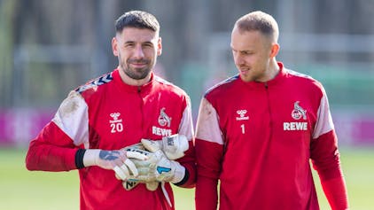 Philipp Pentke (l.) und Marvin Schwäbe beim Training des 1. FC Köln.
