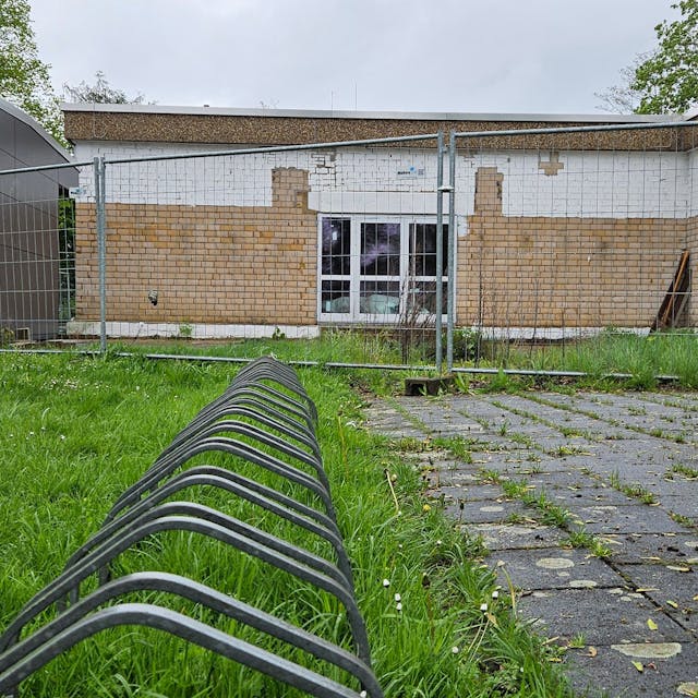 Ein Bauzaun sichert einen Teil der Albert-Schweitzer-Schule.