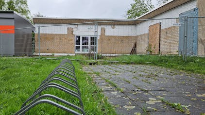Ein Bauzaun sichert einen Teil der Albert-Schweitzer-Schule.