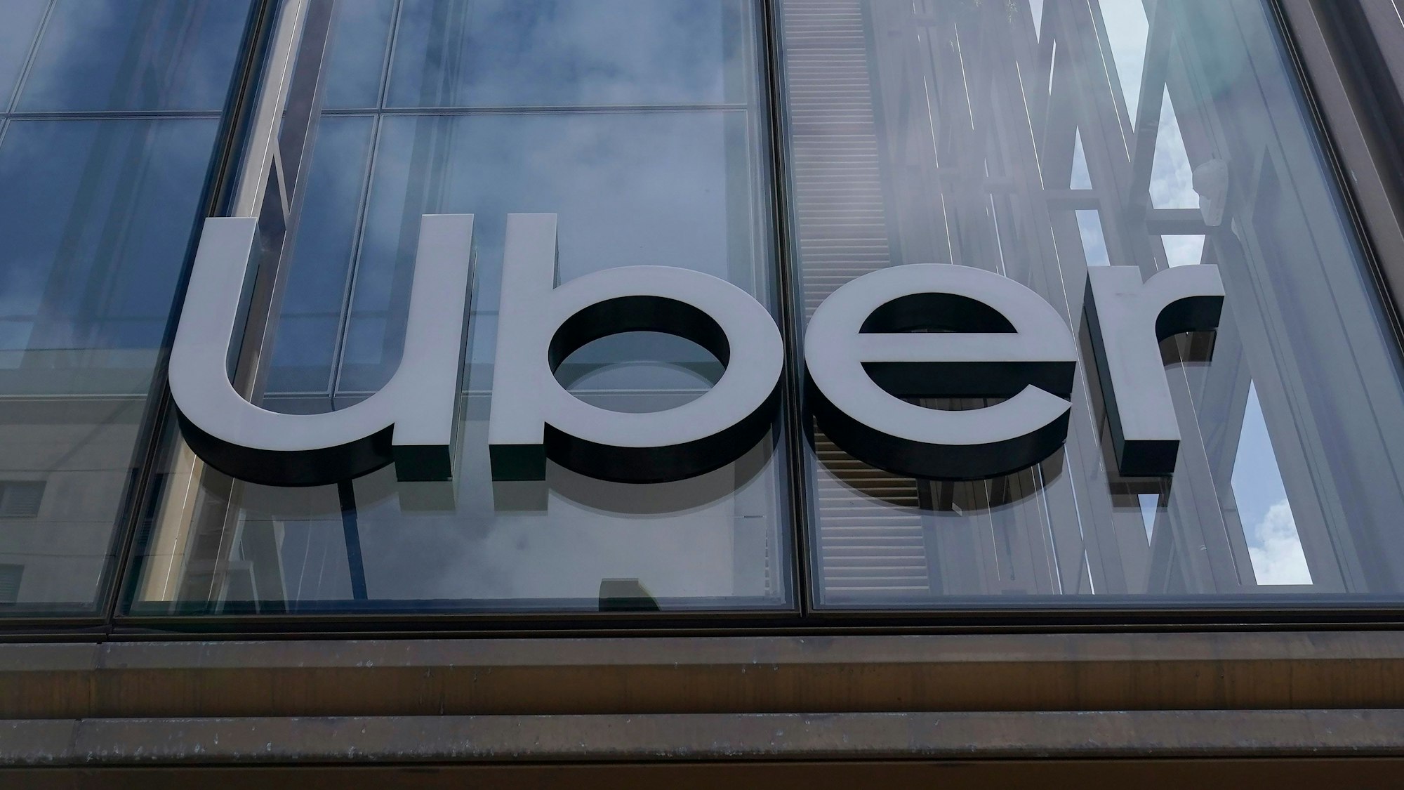 Der Schriftzug «Uber» ist am Hauptsitz des Unternehmens in San Francisco zu sehen.