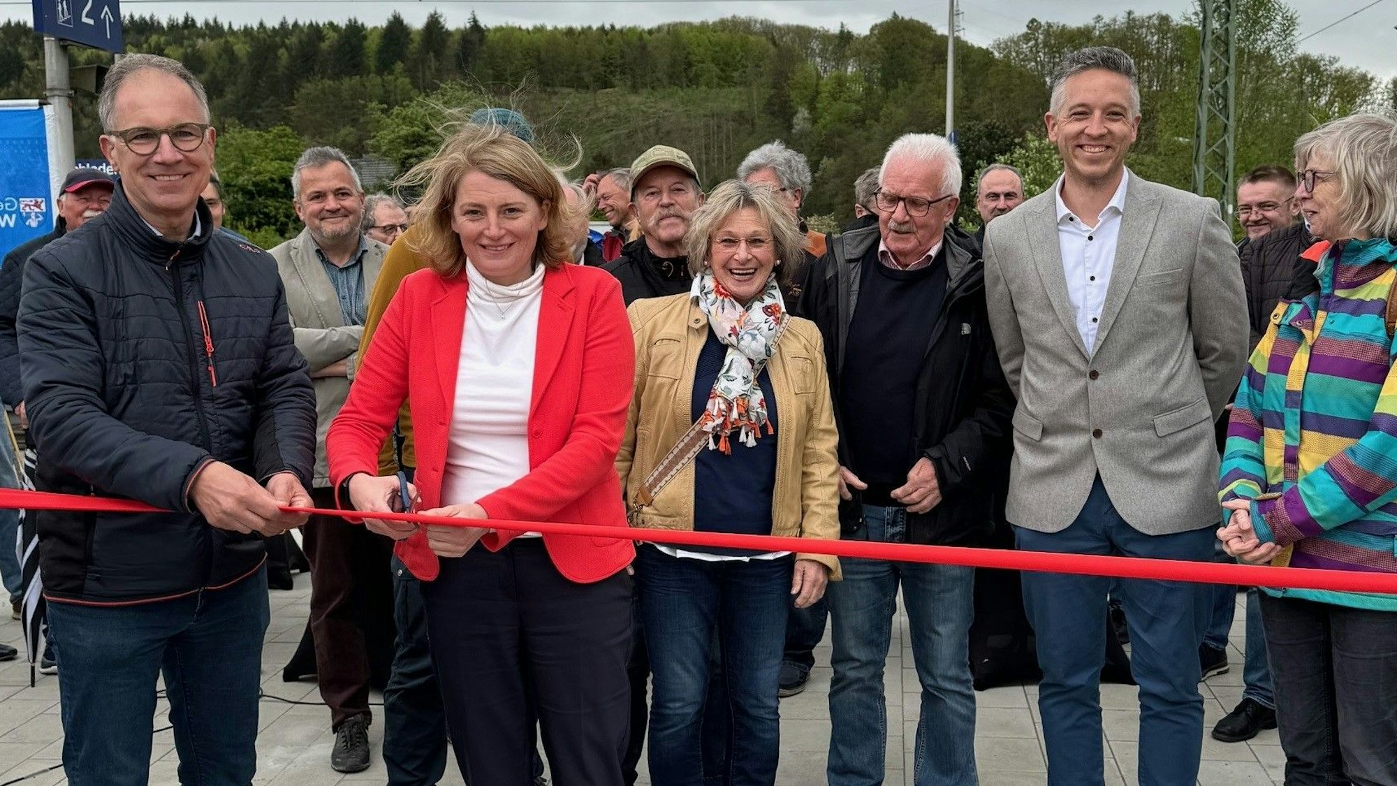 Die Windecker Bürgermeisterin Alexandra Gauß und der Geschäftsführer des Verkehrsverbundes zerschneiden ein rotes Band.