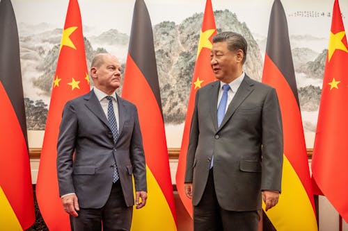 16.04.2024, China, Peking: Bundeskanzler Olaf Scholz (SPD) wird von Xi Jinping, Staatspräsident von China, im Staatsgästehaus empfangen. Der Besuch bei Xi ist der Höhepunkt der dreitägigen Reise von Scholz durch China.