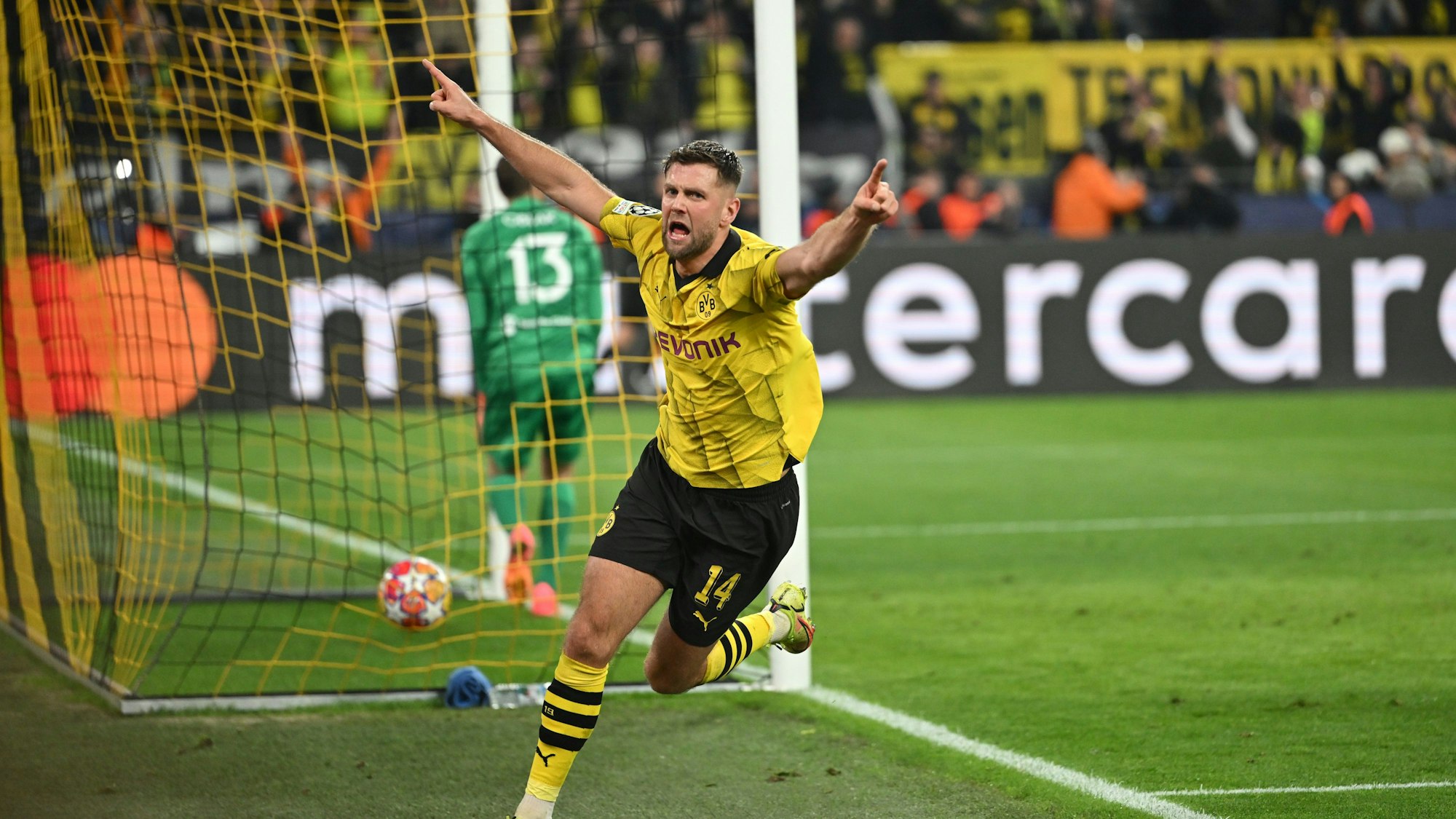 Borussia Dortmunds Niclas Füllkrug jubelt nach seinem Tor zum 3:2 gegen Atlético Madrid in der Champions League.