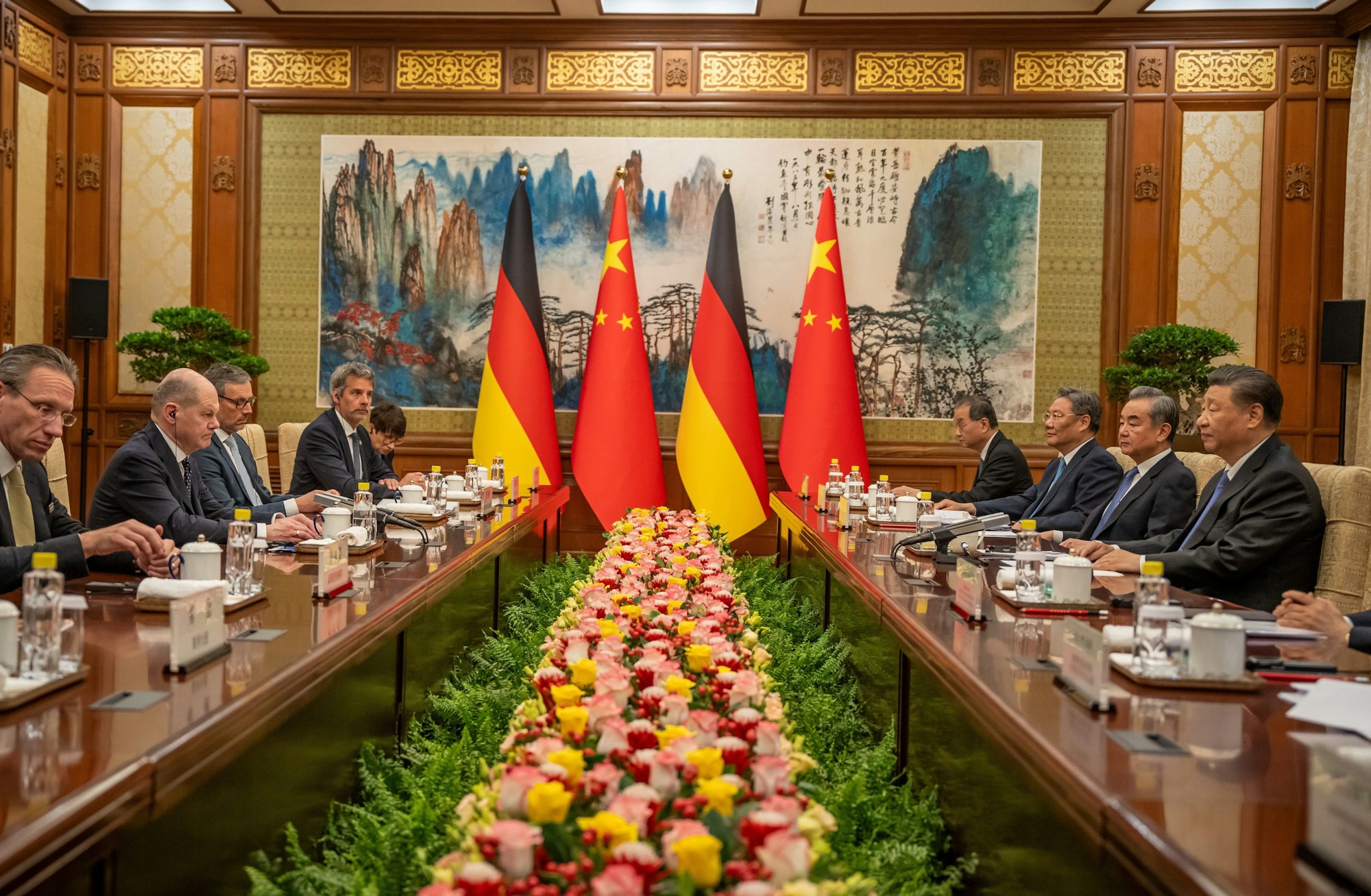 Bundeskanzler Olaf Scholz (SPD) sitzt gegenüber von Xi Jinping, Staatspräsident von China, bei Gesprächen im Staatsgästehaus.