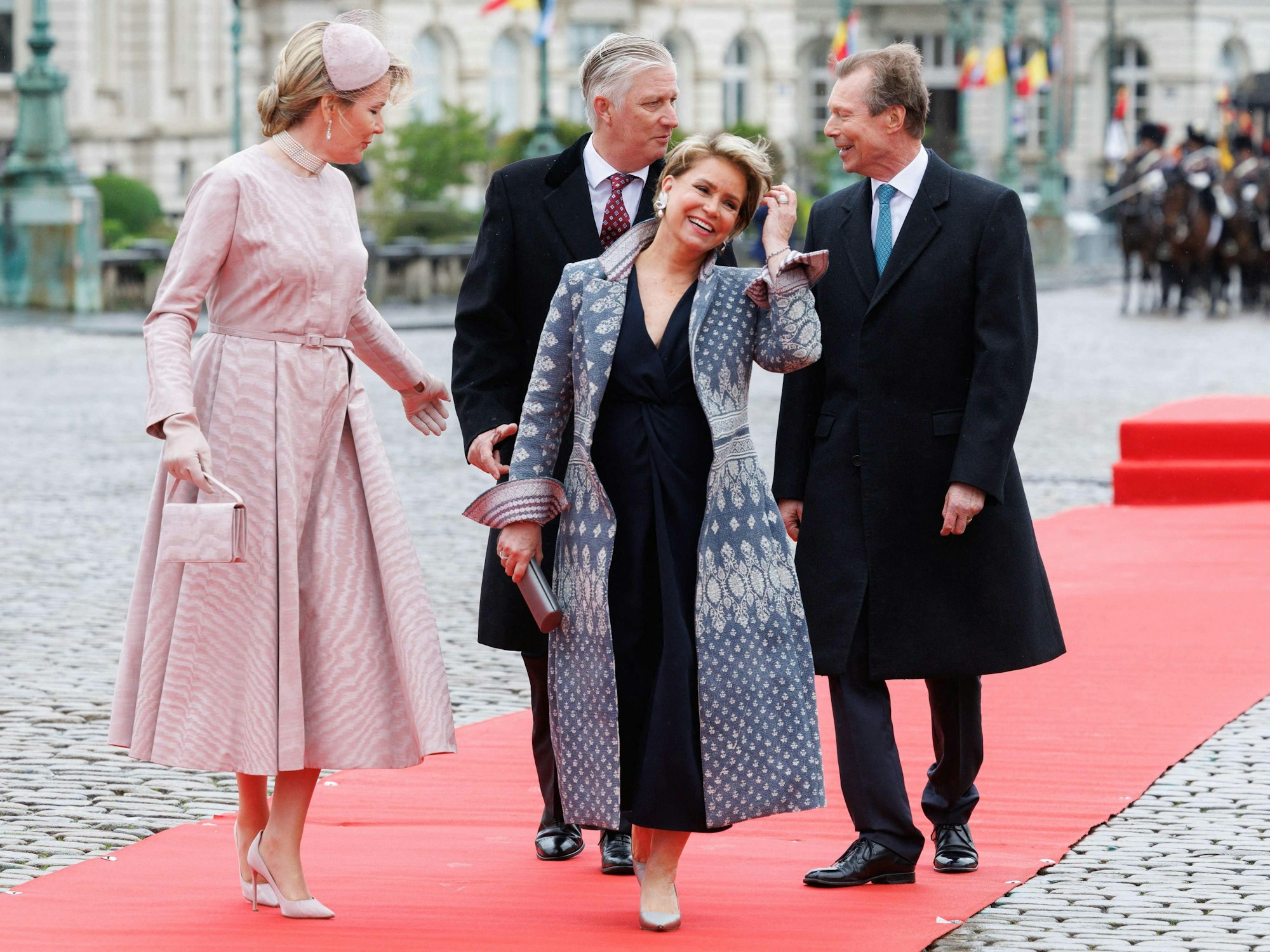 Königin Mathilde von Belgien, König Philippe-Filip von Belgien, Großherzogin Maria Teresa von Luxemburg und Großherzog Henri von Luxemburg während der offiziellen Begrüßungszeremonie im Königlichen Palast am ersten Tag des offiziellen Staatsbesuchs des luxemburgischen Königspaares in Belgien.