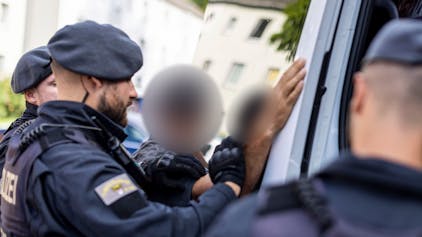 Bei einer Kontrolle im August 2023 gegen Sozialleistungsbetrug in Duisburg hat die Polizei zwei Personen festgenommen.&nbsp;