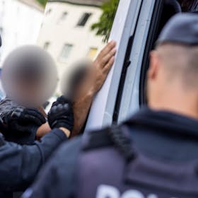 Bei einer Kontrolle im August 2023 gegen Sozialleistungsbetrug in Duisburg hat die Polizei zwei Personen festgenommen.&nbsp;