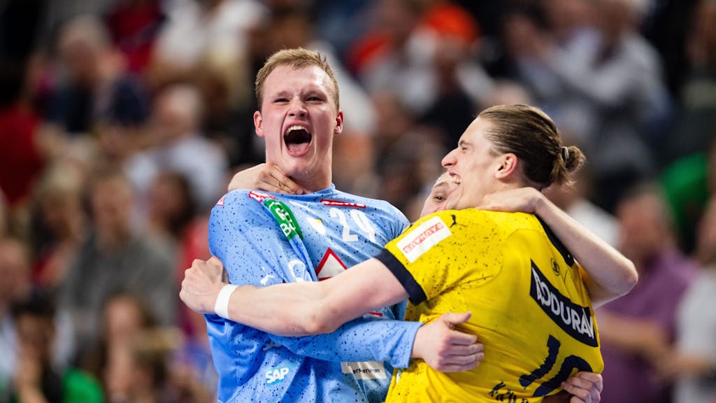 Juri Knorr (rechts) feiert mit Mannschaftskollege David Späth (links) den Sieg im DHB-Pokal.